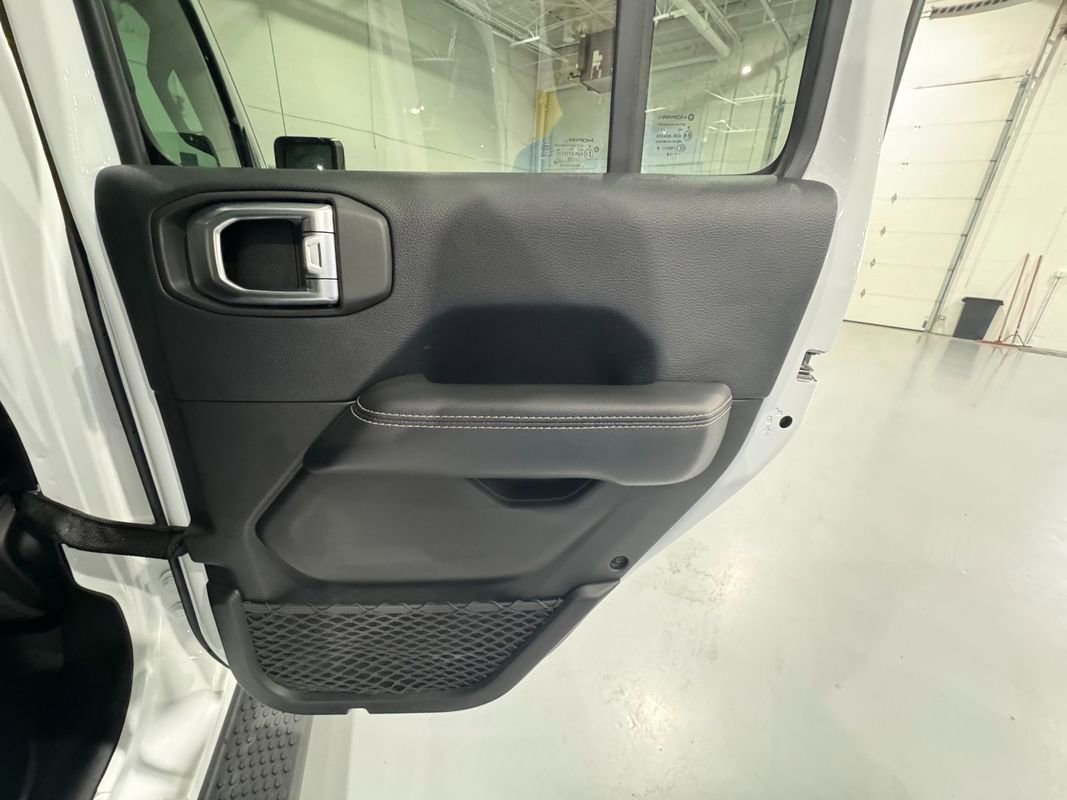 Used 2018 Jeep Wrangler Unlimited Sahara image 38