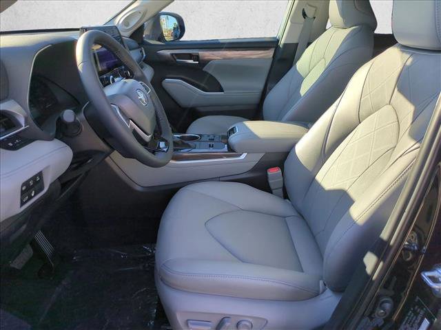 New 2026 Toyota Highlander Platinum image 4