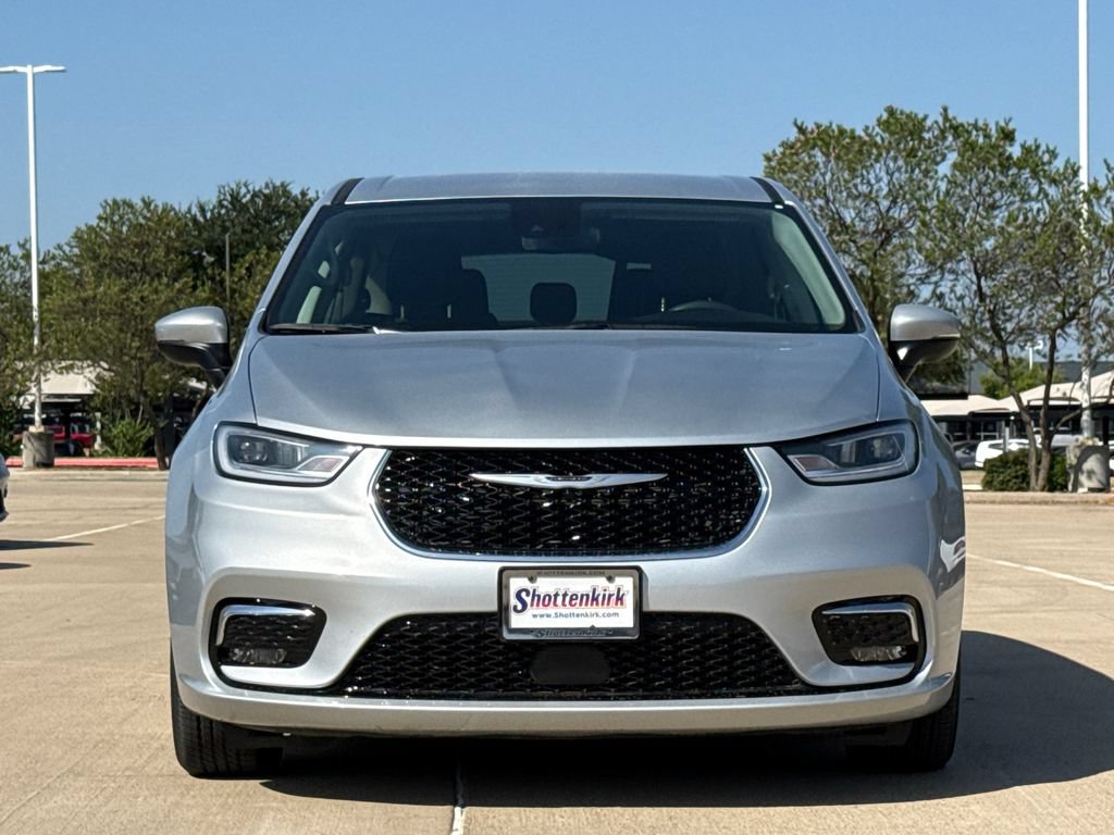 Used 2023 Chrysler Pacifica Touring-L FWD image 2
