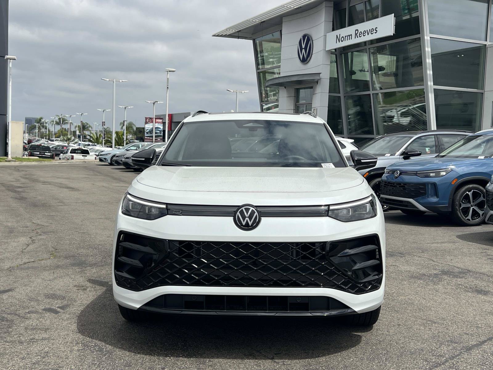 New 2026 Volkswagen Tiguan SE R-Line FWD image 4
