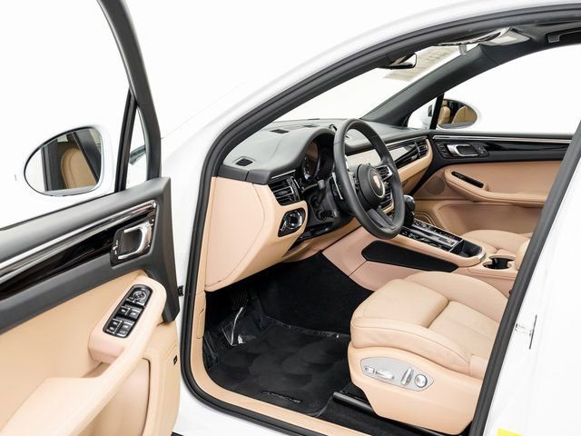 Certified 2025 Porsche Macan image 7