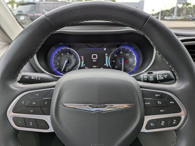 Certified 2023 Chrysler Pacifica Touring-L image 32
