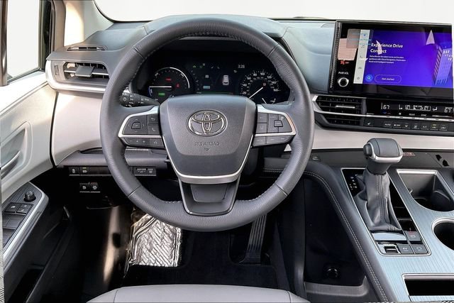 Used 2025 Toyota Sienna XLE image 8