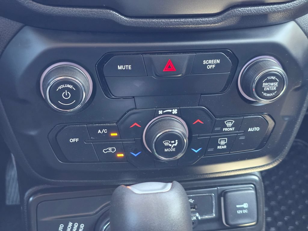 Used 2020 Jeep Renegade Latitude w/ Cold Weather Group AWD/4WD image 30