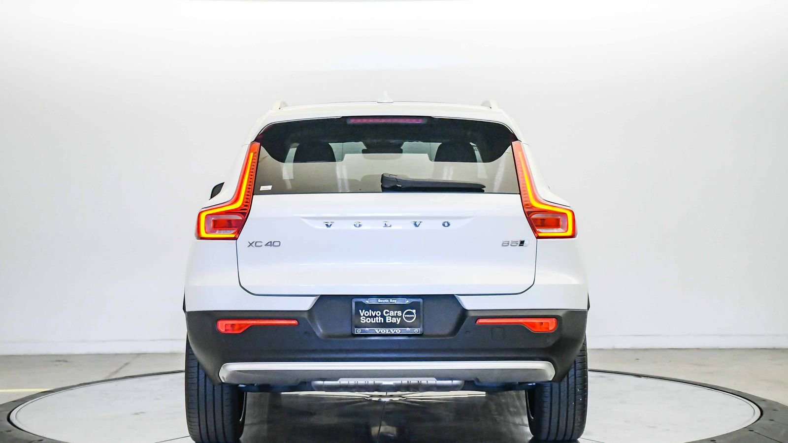 Certified 2023 Volvo XC40 B5 Plus w/ Driver Assist Package AWD/4WD image 3