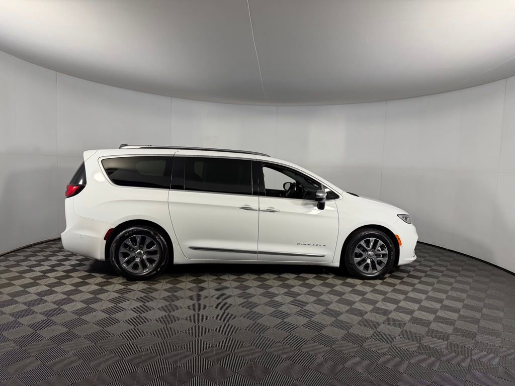 Used 2023 Chrysler Pacifica Pinnacle image 5