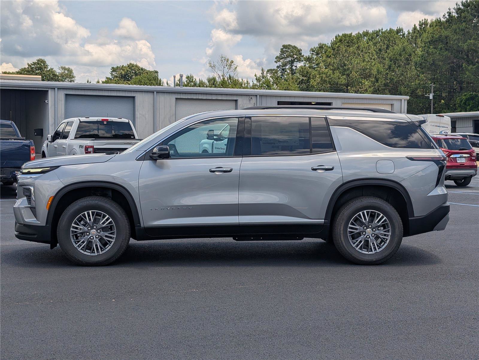 New 2026 Chevrolet Traverse LT w/ Driver Confidence Package FWD image 2