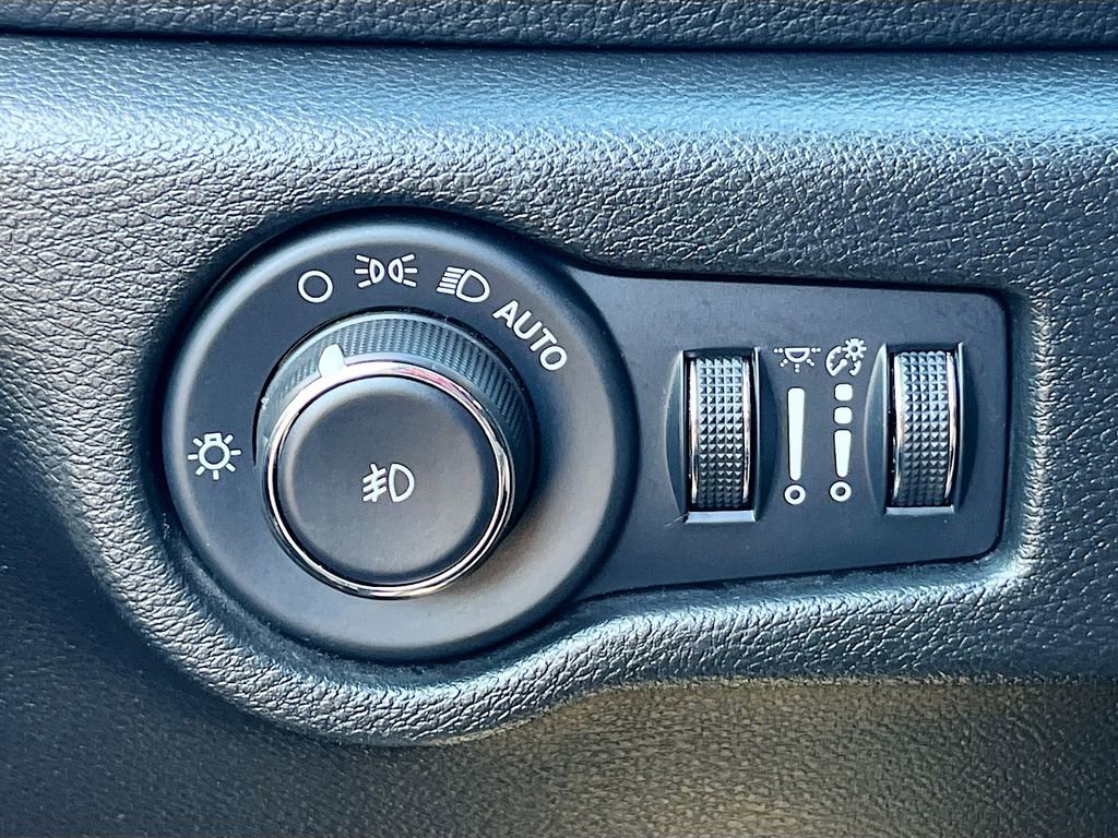 Used 2023 Chrysler Pacifica Touring image 10