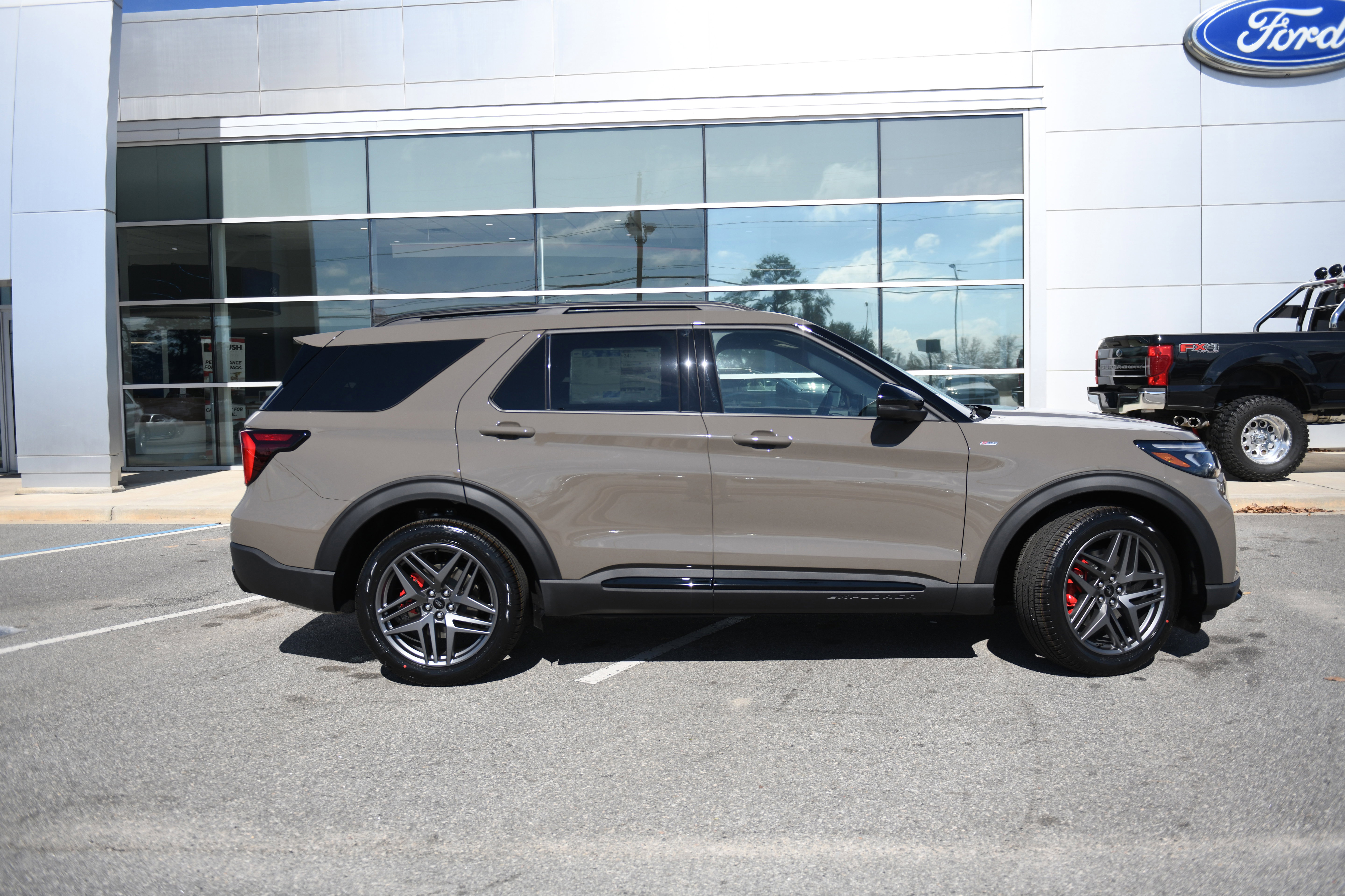 New 2026 Ford Explorer ST-Line w/ ST-Line Street Pack image 2
