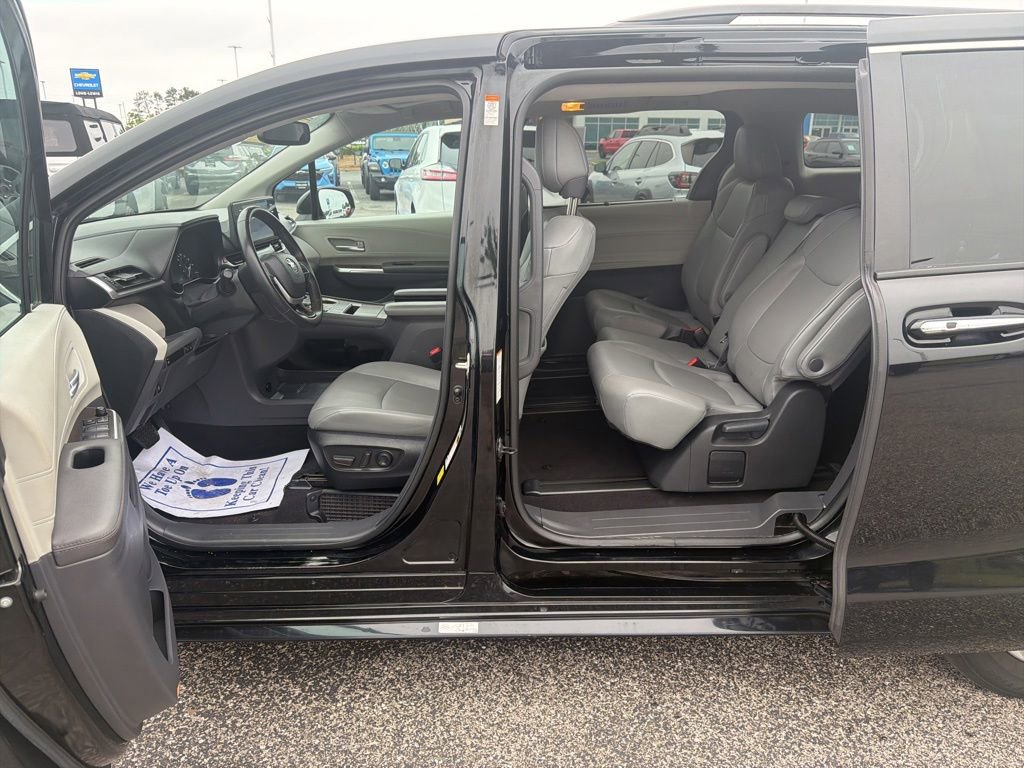 Used 2024 Toyota Sienna XLE FWD image 12