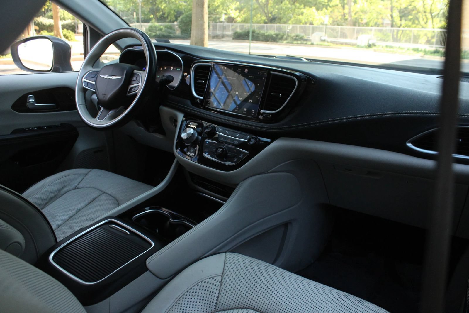 Used 2021 Chrysler Pacifica Limited w/ Uconnect Theater Family Group FWD image 24