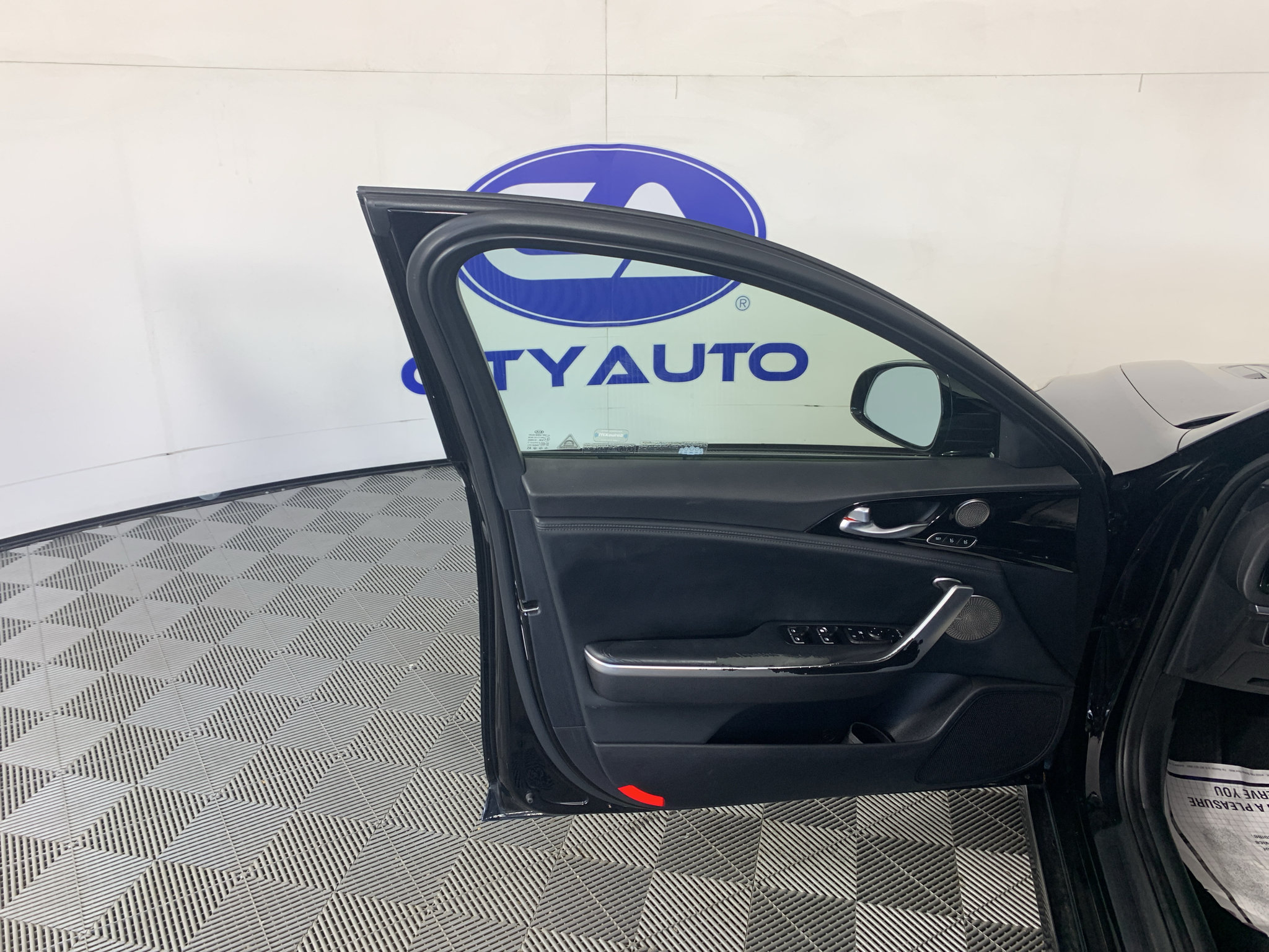 Used 2018 Kia Stinger Premium RWD image 13