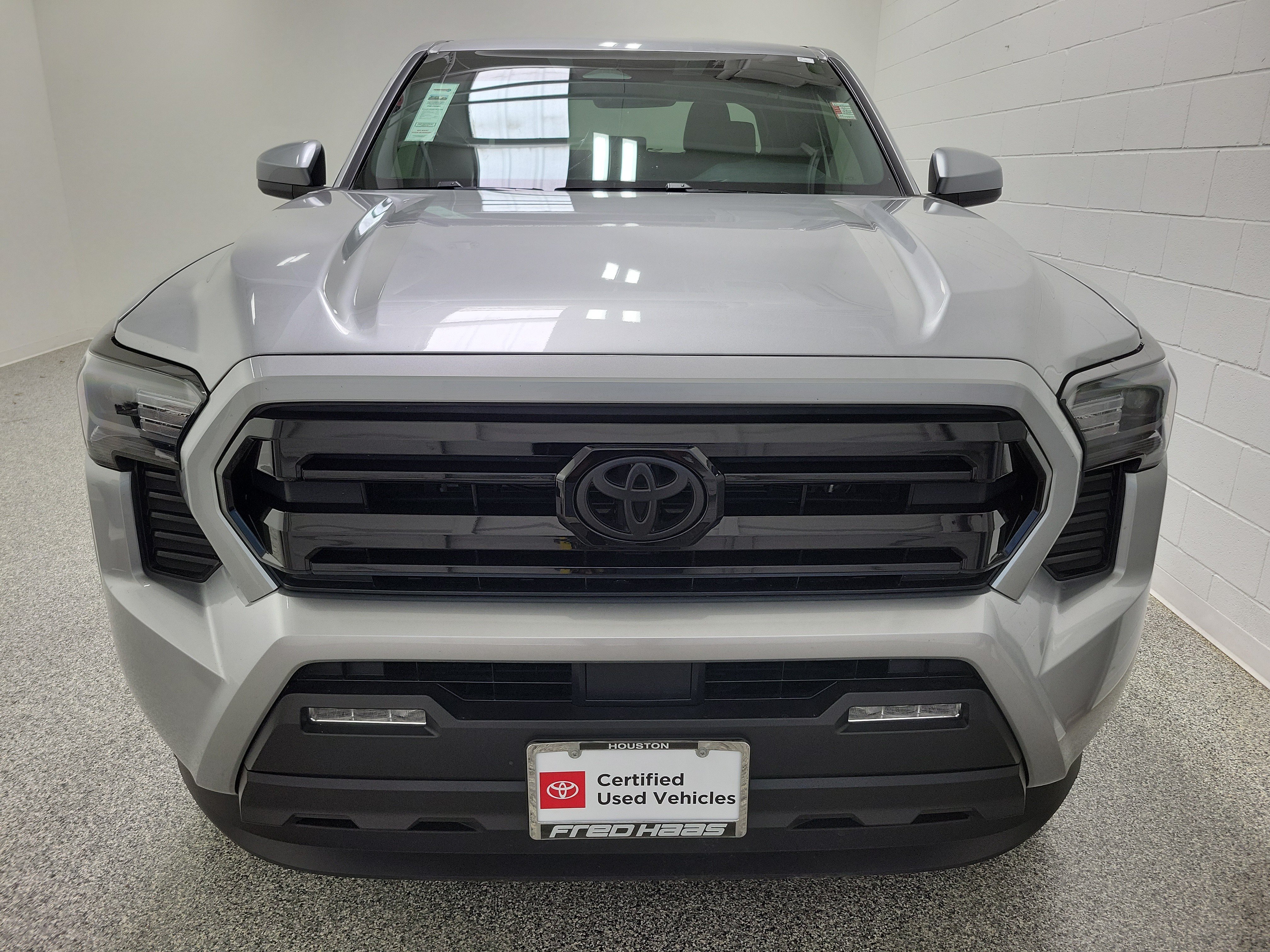 Certified 2025 Toyota Tacoma SR5 AWD/4WD image 3