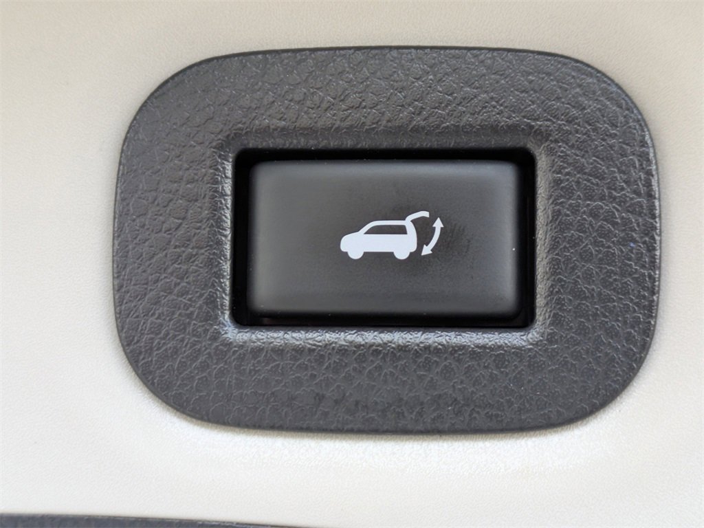 Used 2018 Nissan Rogue SV w/ Premium Package image 13