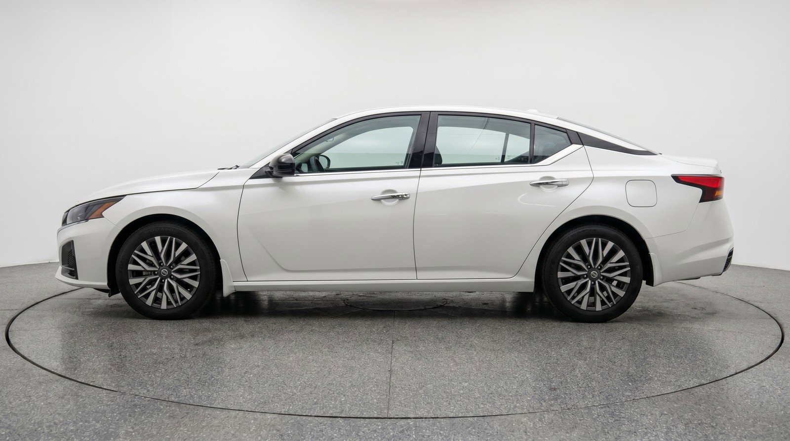 Used 2025 Nissan Altima 2.5 SV FWD image 5