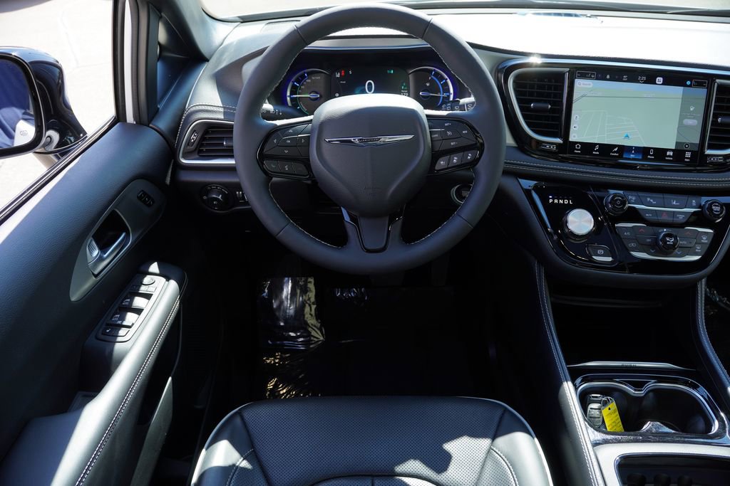 Used 2024 Chrysler Pacifica Premium image 21