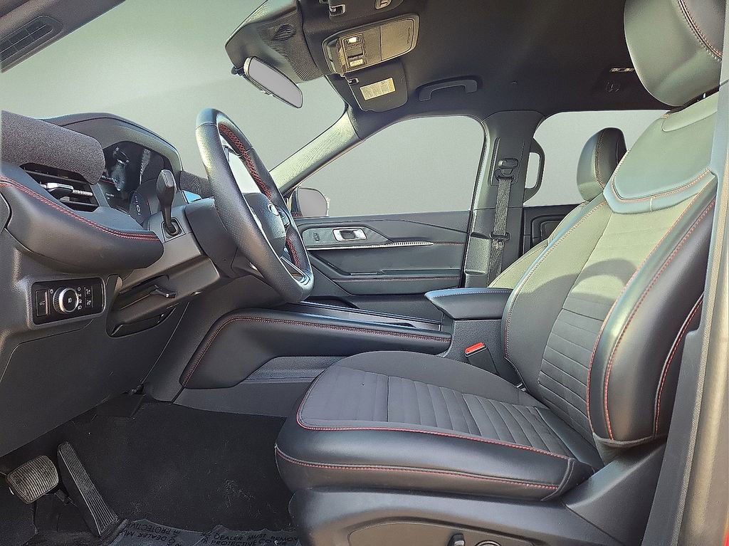 Used 2025 Ford Explorer ST-Line w/ ST-Line Street Pack image 25