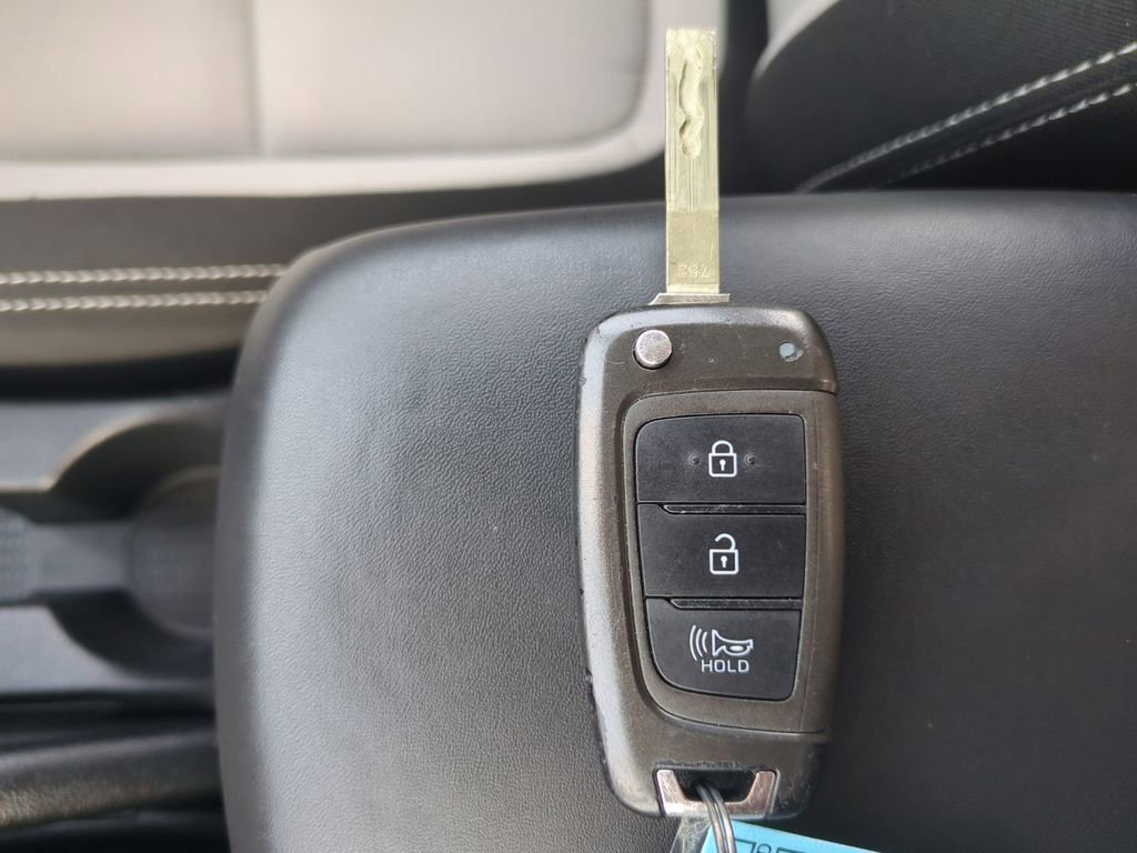 Used 2023 Hyundai Venue SEL image 35