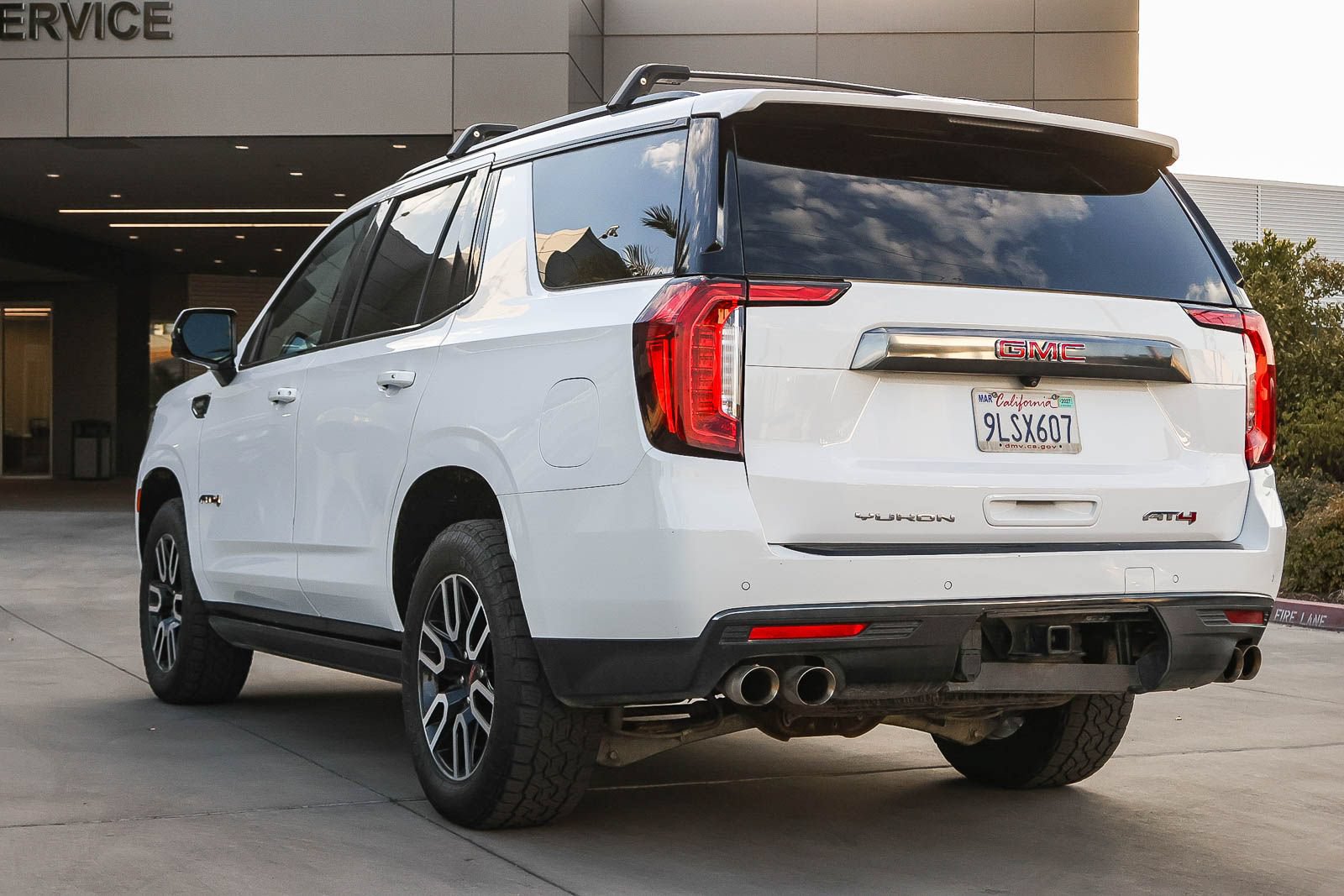 Used 2024 GMC Yukon AT4 w/ AT4 Premium Plus Package AWD/4WD image 7