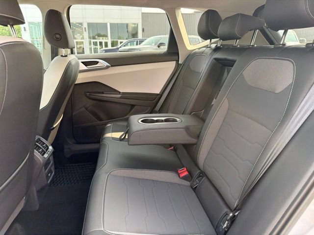 Used 2025 Volkswagen Taos SE AWD/4WD image 33