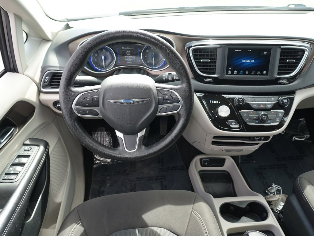 Used 2020 Chrysler Voyager LX FWD image 18