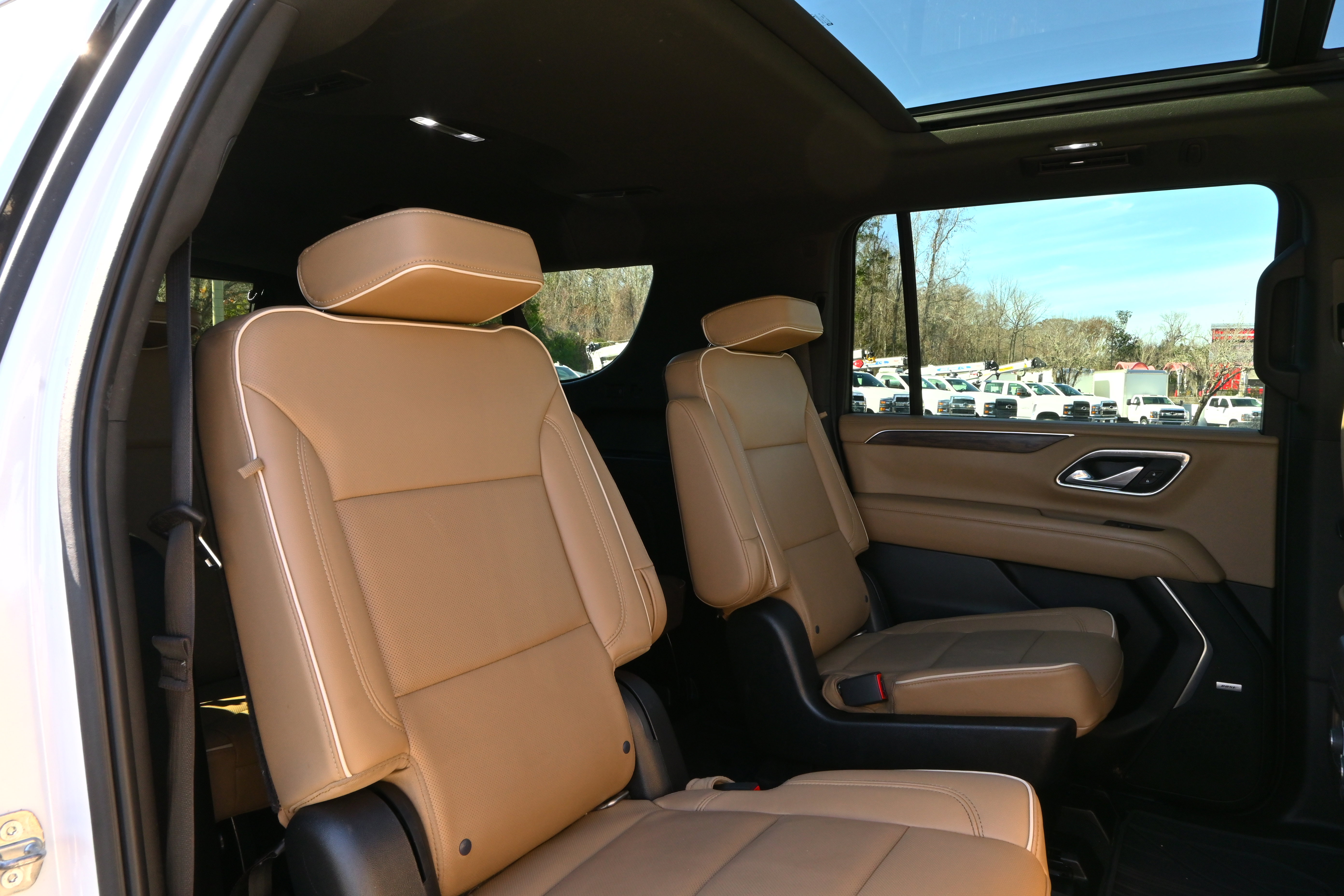 Used 2021 Chevrolet Suburban Premier w/ Premium Package image 9