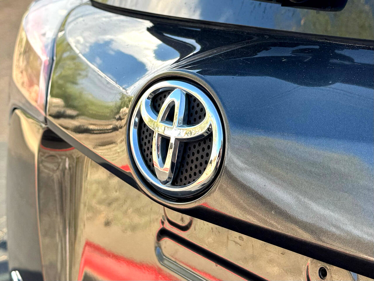 Used 2018 Toyota RAV4 LE w/ Carpet Mat Package image 23