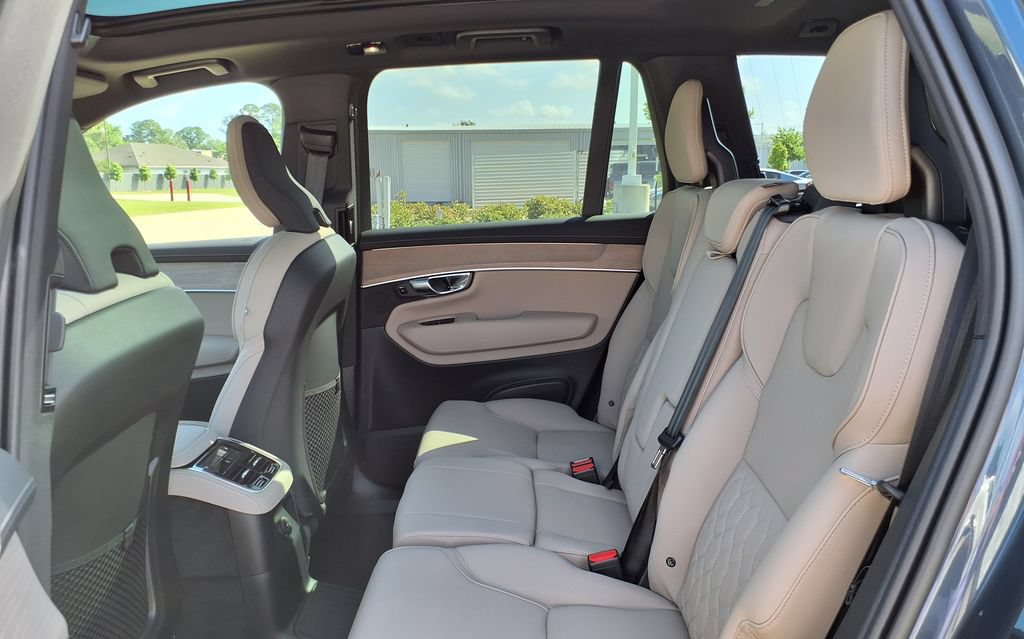 New 2026 Volvo XC90 T8 Plus w/ Protection Package Premier AWD/4WD image 16