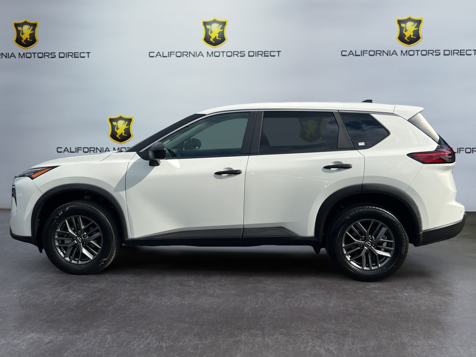 Used 2024 Nissan Rogue S FWD image 2