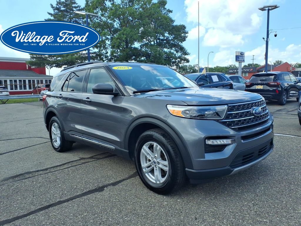 Used 2024 Ford Explorer XLT w/ Equipment Group 202A AWD/4WD image 4