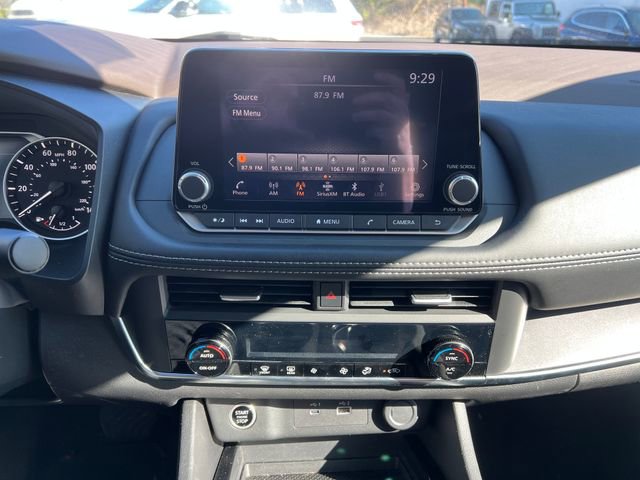 Used 2023 Nissan Rogue SV image 15