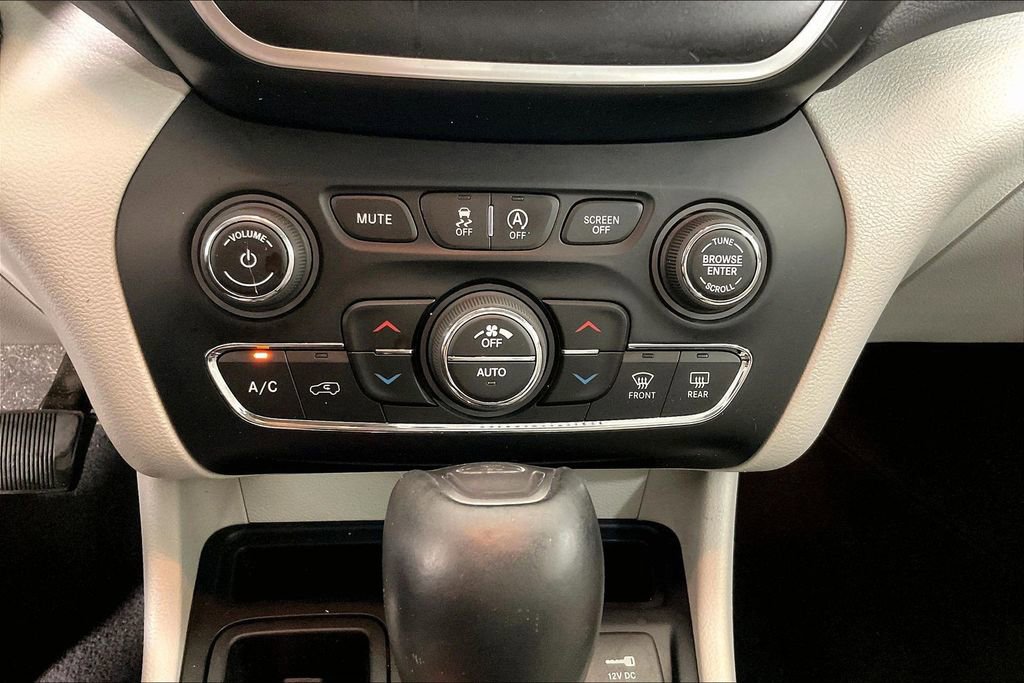 Used 2020 Jeep Cherokee Latitude Plus w/ Comfort/Convenience Group FWD image 32