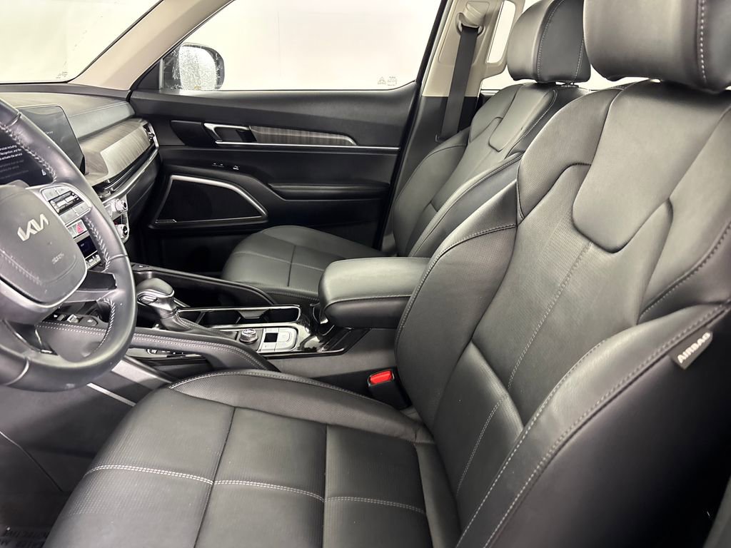 Used 2024 Kia Telluride EX w/ EX Captain's Chair Package image 8