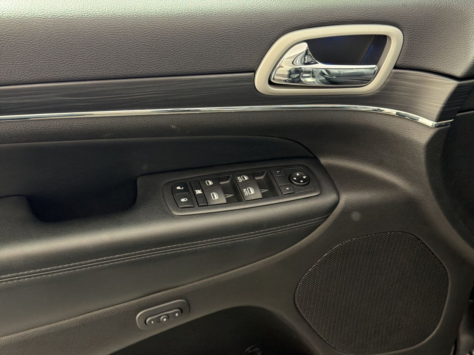 Used 2020 Jeep Grand Cherokee Limited AWD/4WD image 15