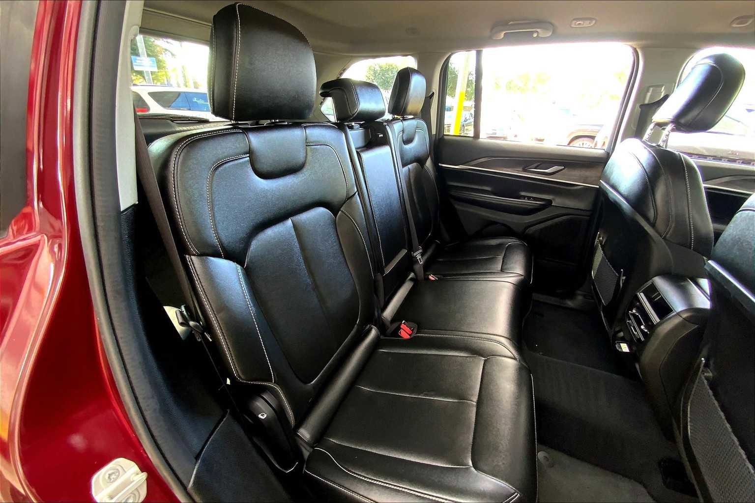 Used 2024 Jeep Grand Cherokee Limited image 19