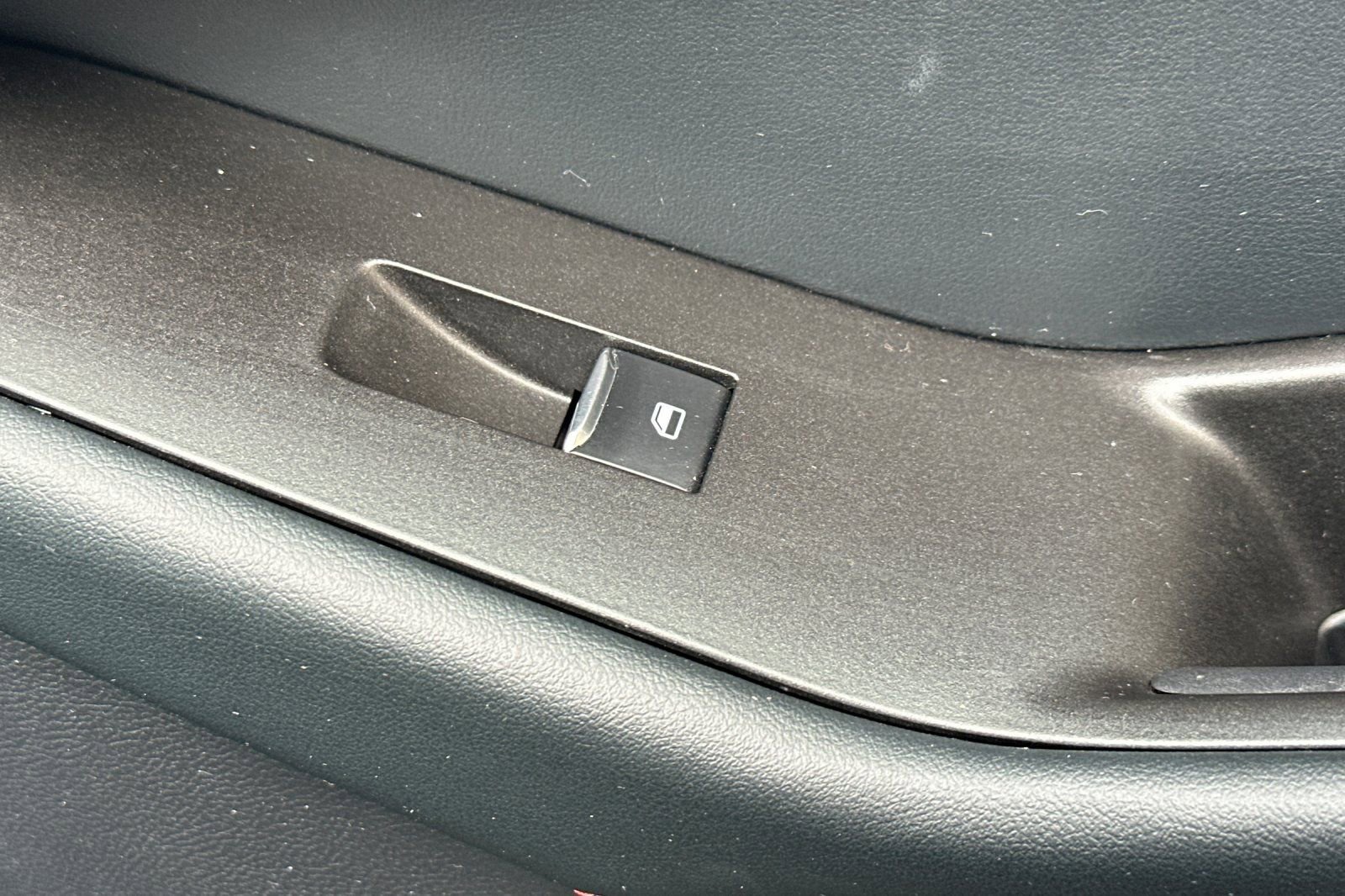 Used 2025 Ford Explorer ST-Line w/ ST-Line Street Pack image 23