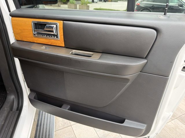 Used 2013 Lincoln Navigator L 4WD image 21