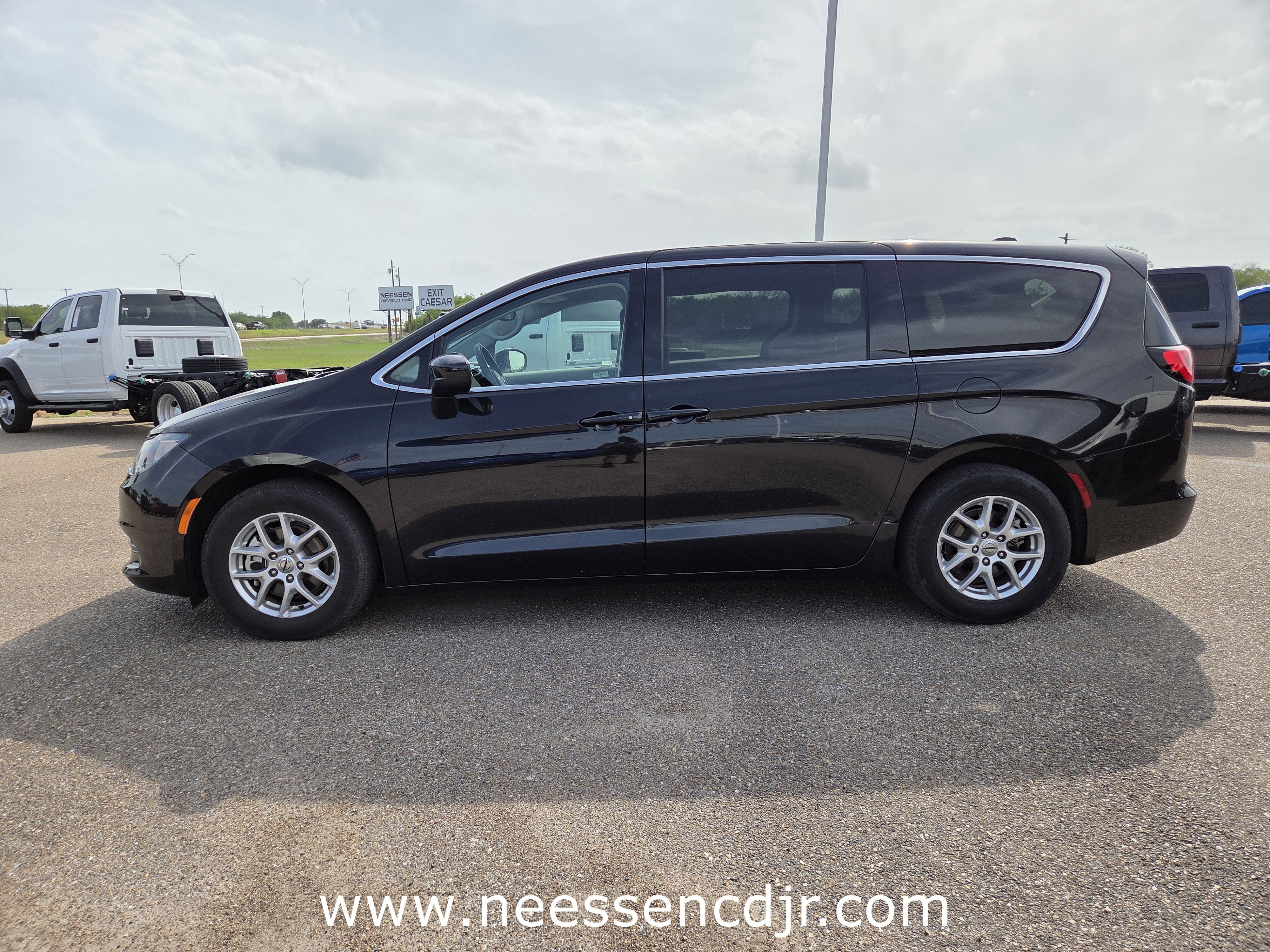 Used 2023 Chrysler Voyager LX image 4