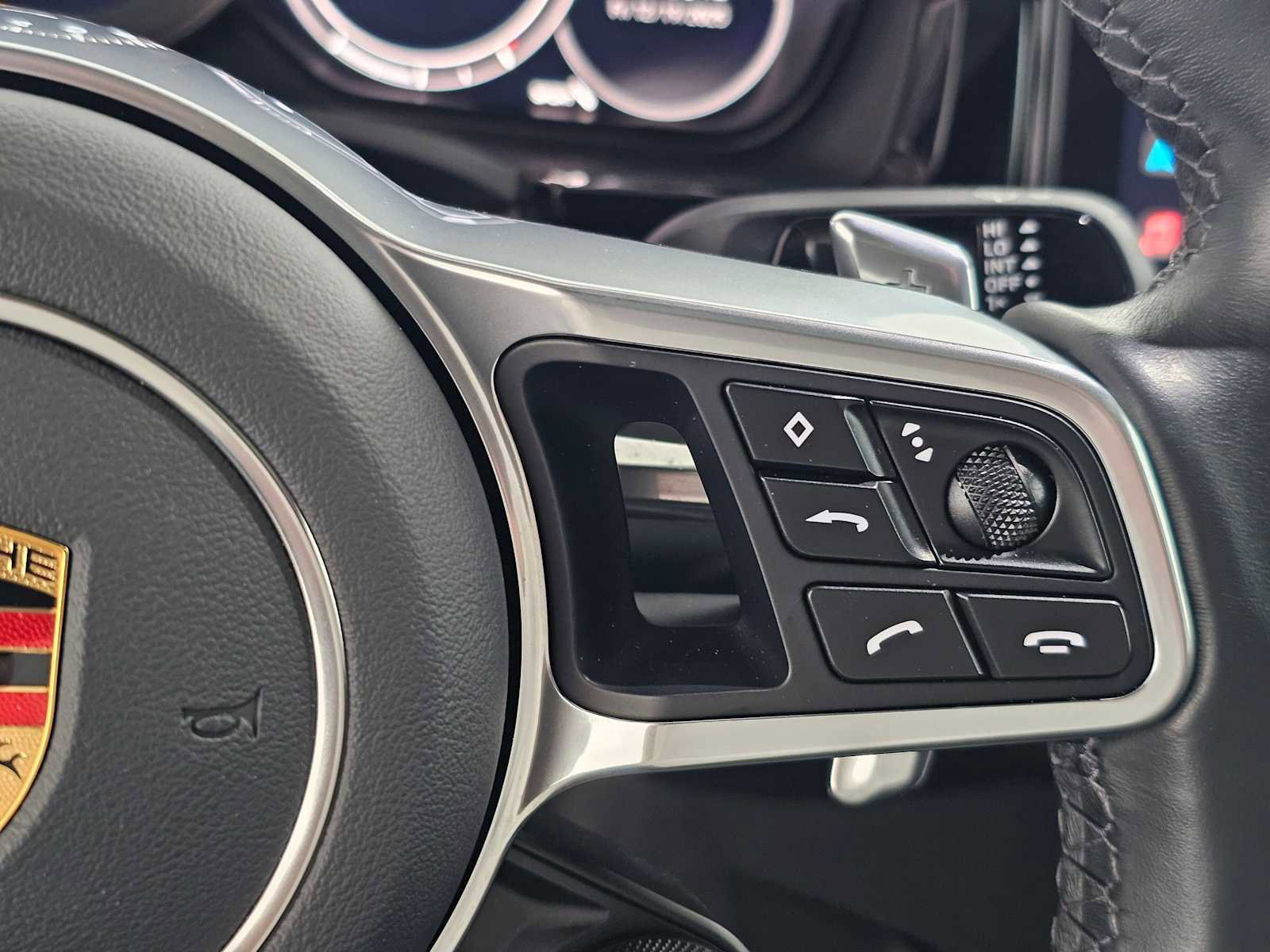 Used 2023 Porsche Cayenne Platinum Edition image 28