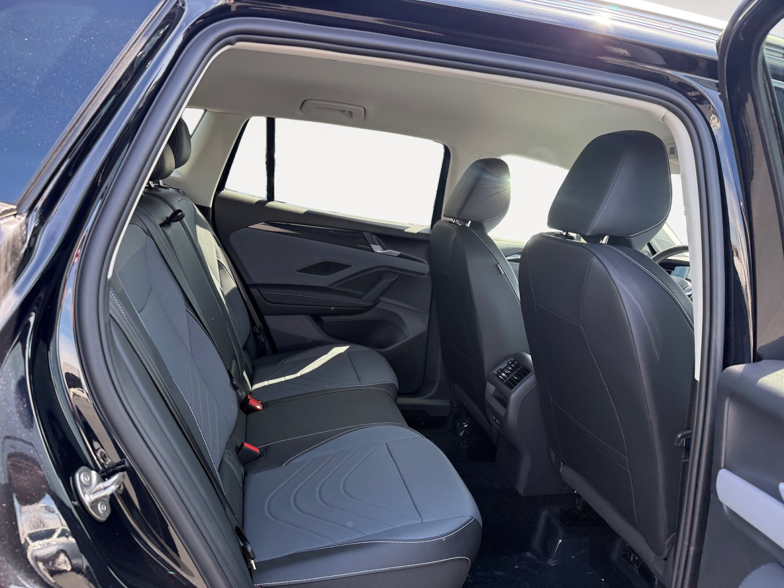 New 2026 Volkswagen Tiguan SE FWD image 18