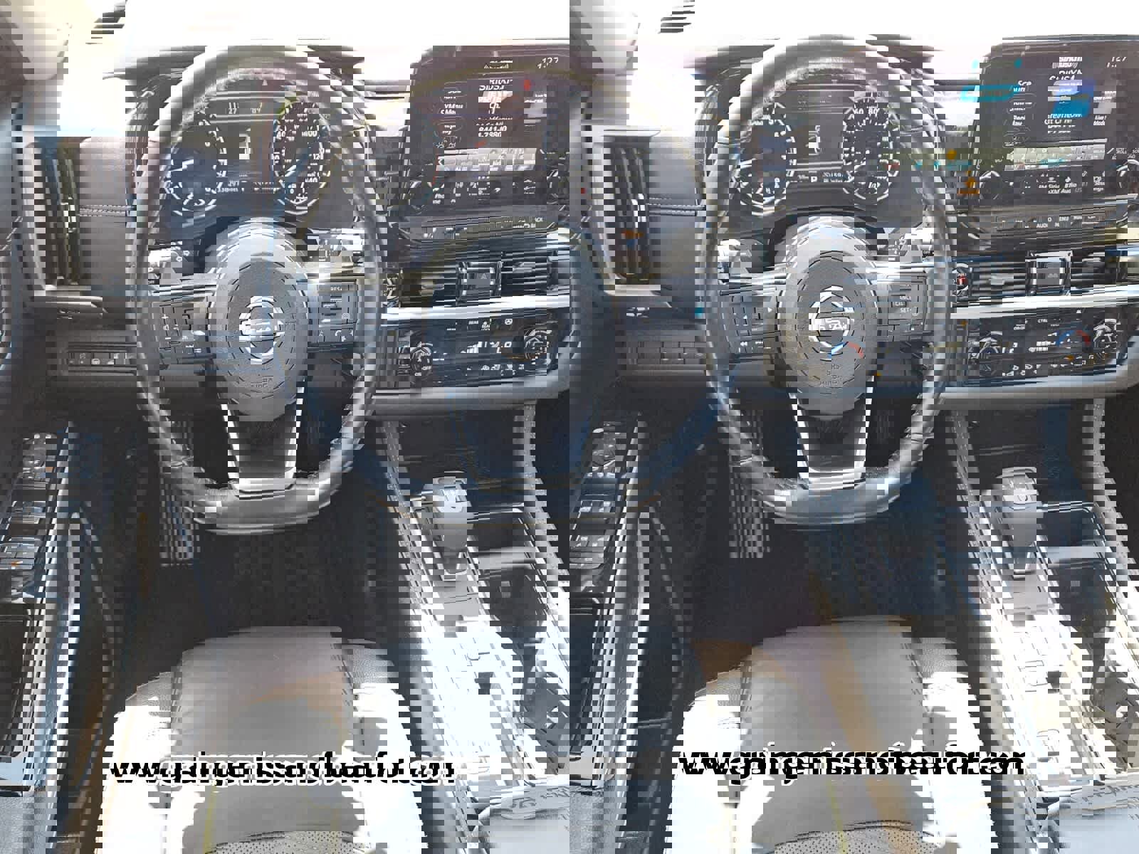 Used 2023 Nissan Pathfinder Platinum w/ Black Appearance Package image 5