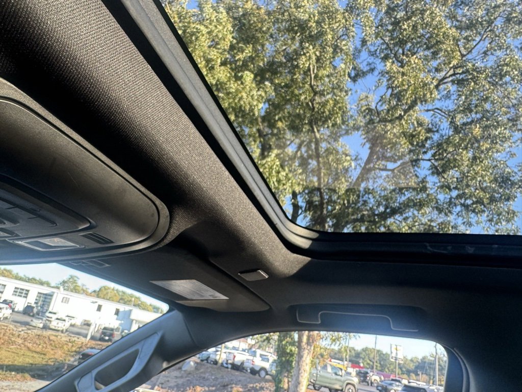 Used 2023 GMC Yukon SLT w/ SLT Premium Package image 32