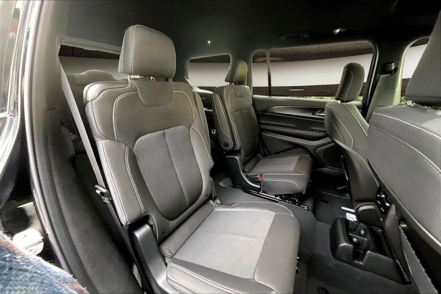 New 2025 Jeep Grand Cherokee L Laredo w/ Luxury Tech Group I image 9