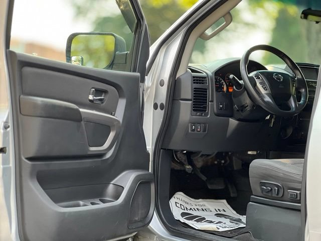Used 2015 Nissan Titan SV w/ SV Value Truck Package AWD/4WD image 9