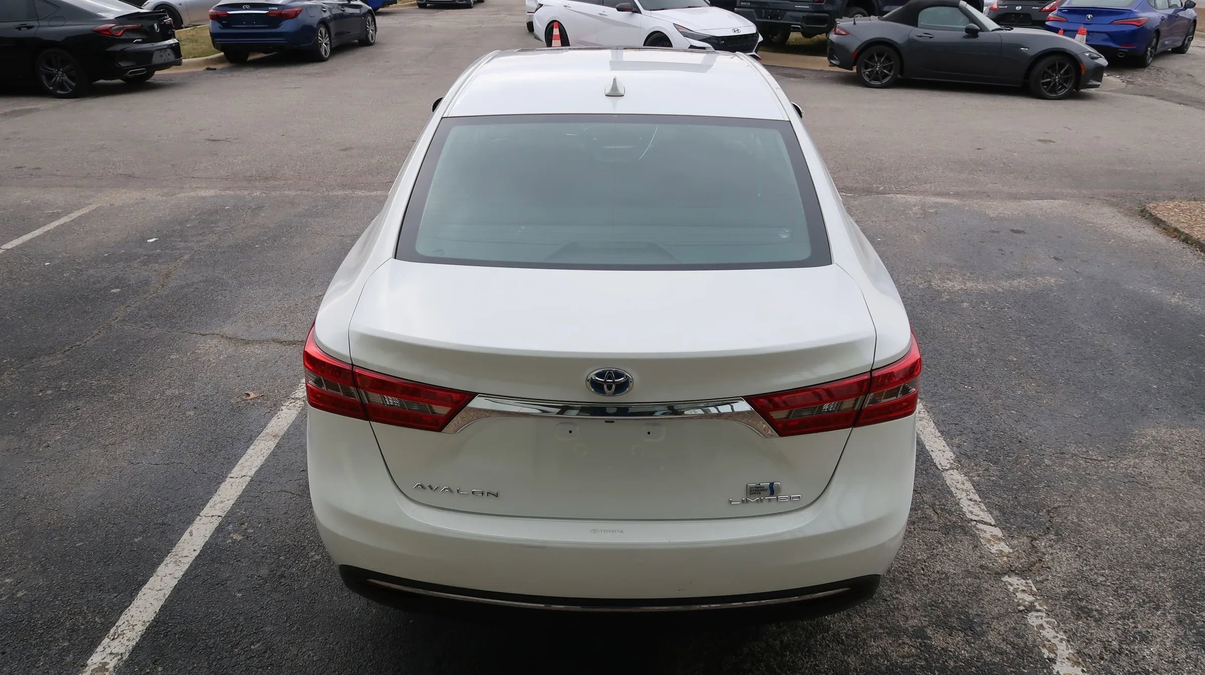 Used 2018 Toyota Avalon Limited w/ All Weather Liner Package FWD image 11