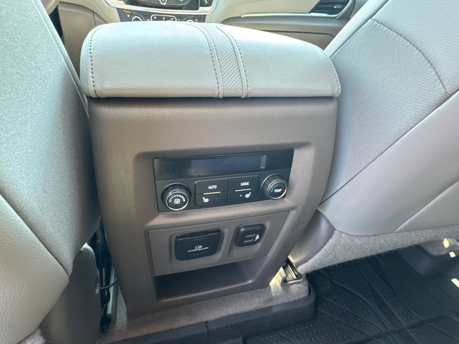 Used 2020 Chevrolet Traverse Premier FWD image 27