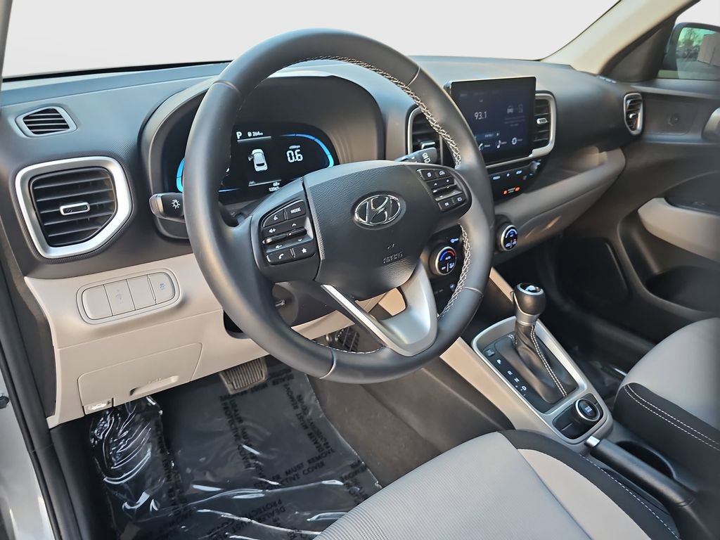 Used 2025 Hyundai Venue SEL image 9