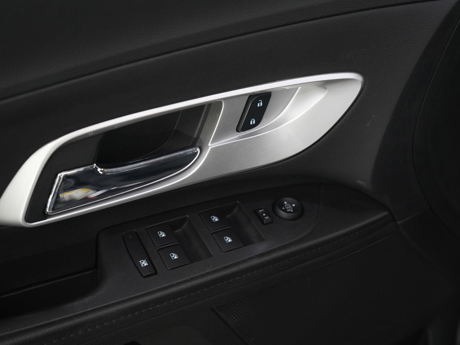 Used 2016 Chevrolet Equinox LS image 18