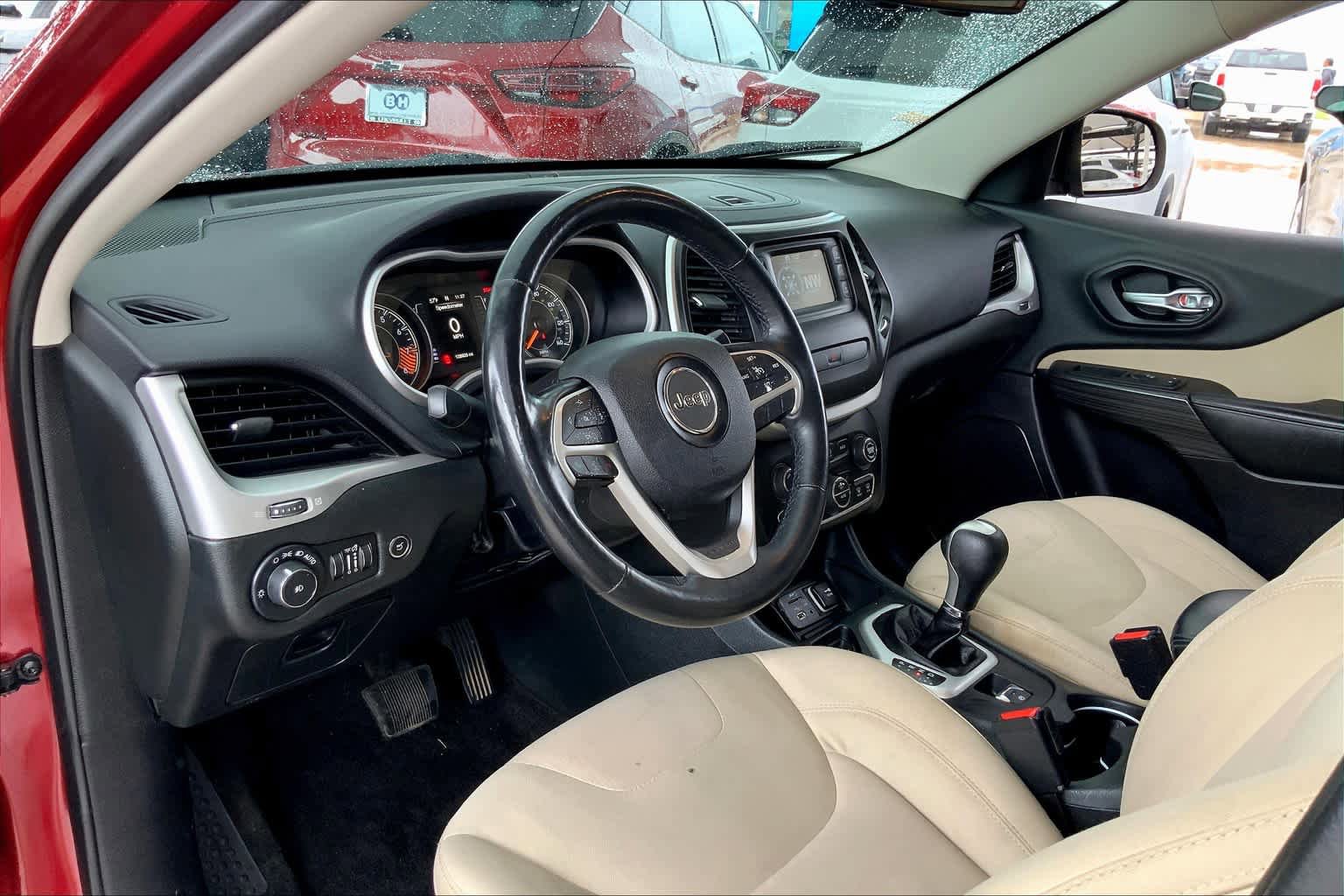 Used 2015 Jeep Cherokee Latitude w/ Comfort/Convenience Group FWD image 18