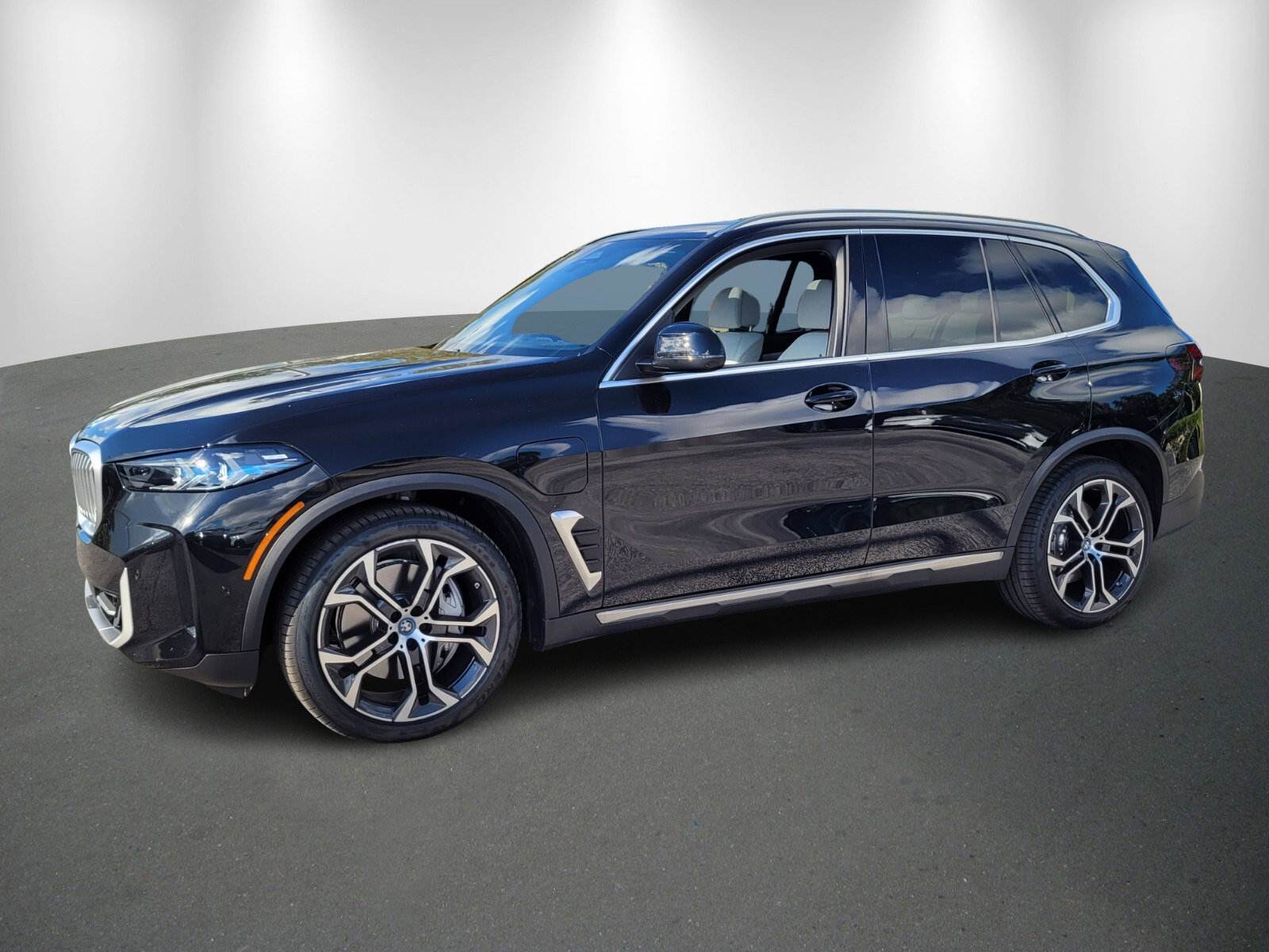 New 2025 BMW X5 xDrive50e w/ Climate Comfort Package image 3